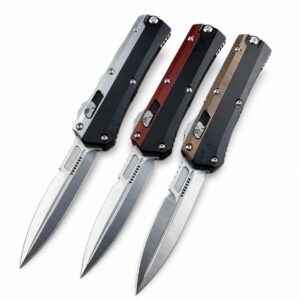 Drei originale Switchblade-Flickmesser auf einem hochaufl&ouml;senden wei&szlig;en Hintergrund